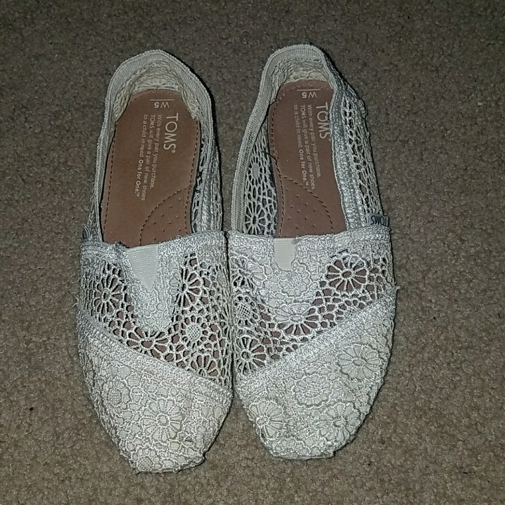 Creme lace Toms